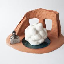Oomori Kaizuka (détail de l'installation Asobiba Reactivated Memories) - 2018/ Grés, porcelaine, émail/ H 25 x L 45 x P 40 cm/ Collection FRAC Grand Large - Hauts-de-France 