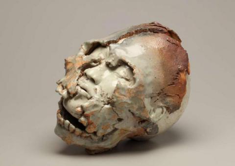 Crâne, grès et porcelaine, cuisson et couverte H.de Crousaz, L.29 cm